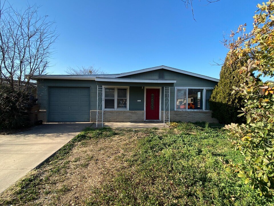 1902 Webster St in San Angelo, TX - Building Photo
