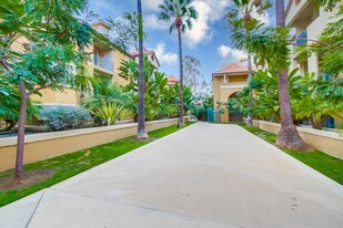 2220 Camino De La Reina in San Diego, CA - Building Photo