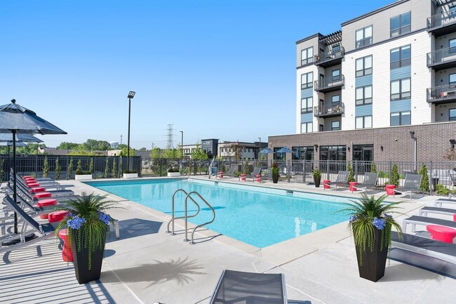 The Isaac in Roseville, MN - Foto de edificio - Building Photo