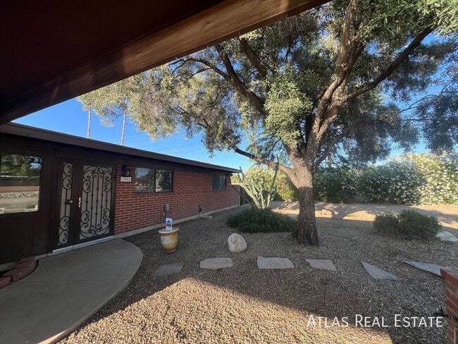 1002 S Seco Pl