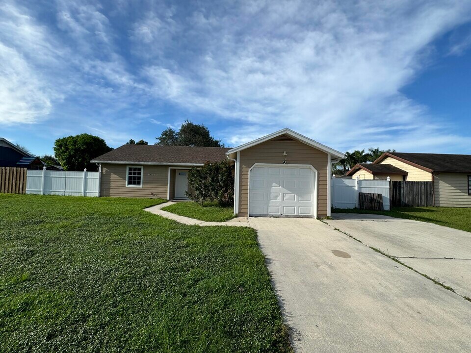 10115 Patience Ln in Royal Palm Beach, FL - Building Photo