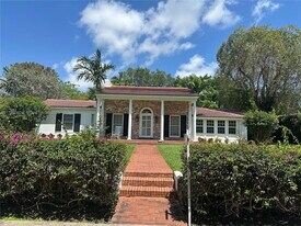 765 N Greenway Dr in Coral Gables, FL - Building Photo