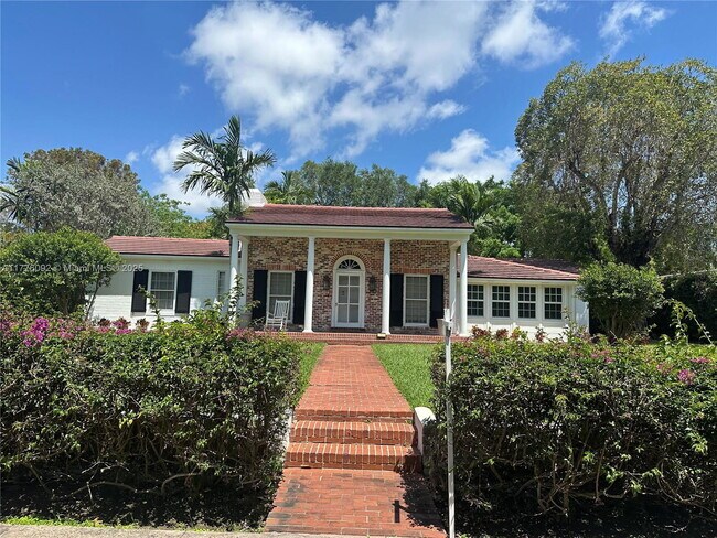 765 N Greenway Dr in Coral Gables, FL - Foto de edificio - Building Photo