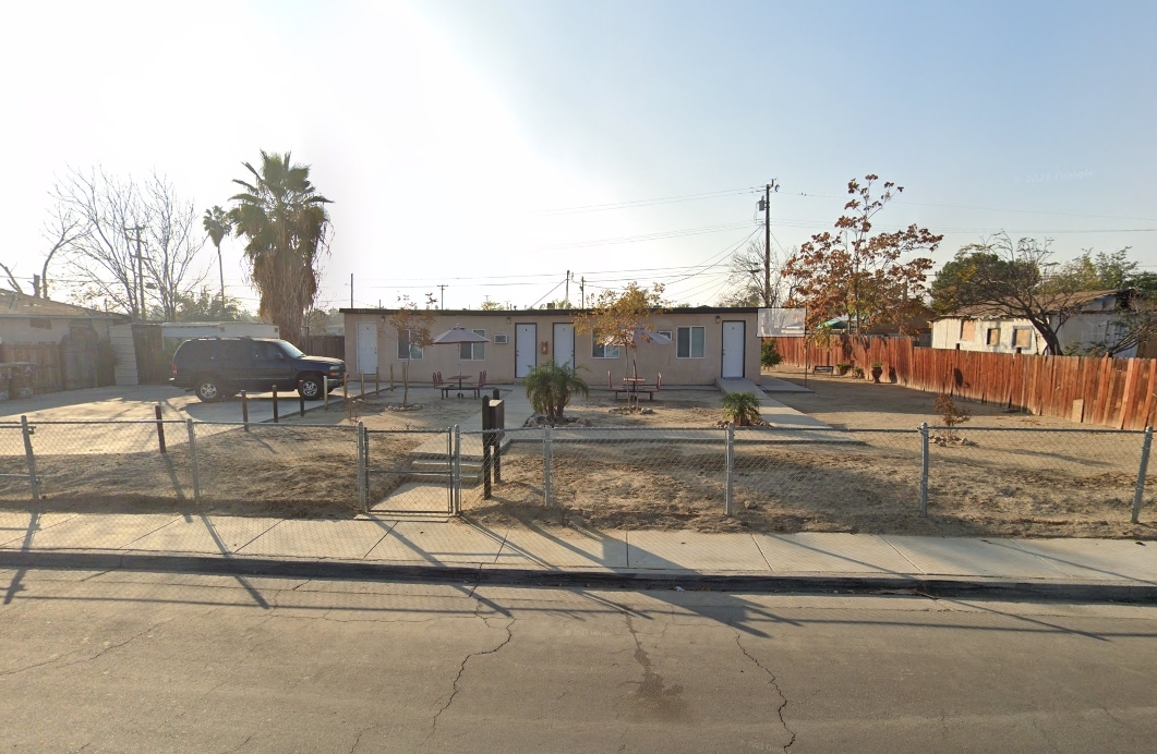 304 Clyde St in Bakersfield, CA - Building Photo