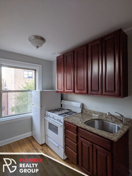 542 W Surf St, Unit W3 in Chicago, IL - Foto de edificio