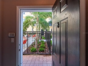 135 Grand Beach Pl in Tampa, FL - Building Photo - Building Photo