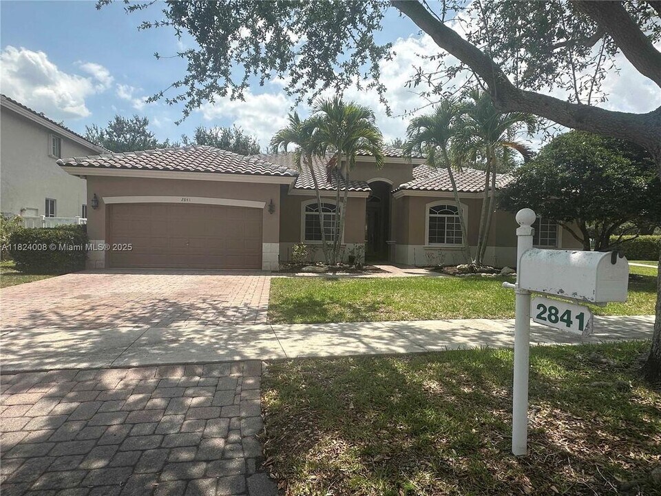 2841 Poinciana Cir in Hollywood, FL - Building Photo