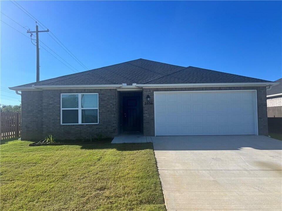 2536 E Jan St in Siloam Springs, AR - Building Photo