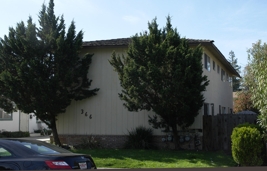 366 Rose Ave in Pleasanton, CA - Foto de edificio