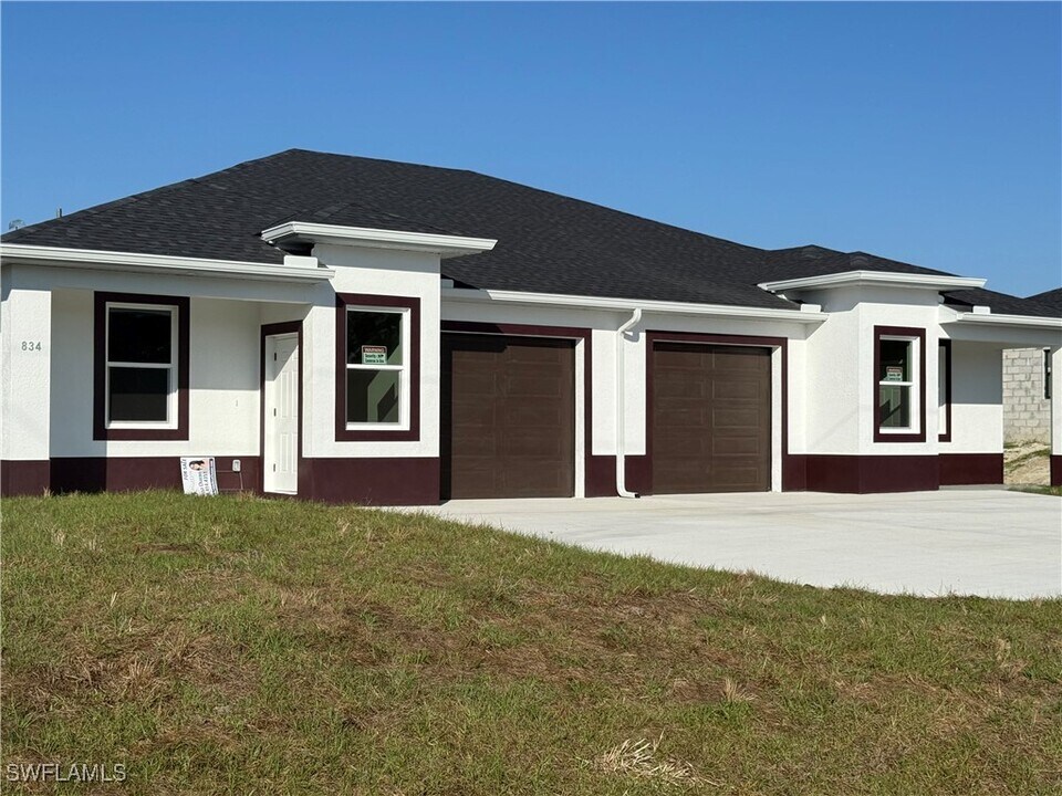 832 Holmes Ave in Lehigh Acres, FL - Building Photo