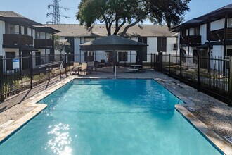 Berkshire Square in Dallas, TX - Foto de edificio - Building Photo