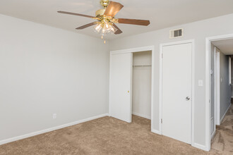 Breeze Apartments in Gulf Breeze, FL - Building Photo - Building Photo