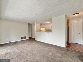 97 Kenwood Dr in Sicklerville, NJ - Building Photo - Building Photo