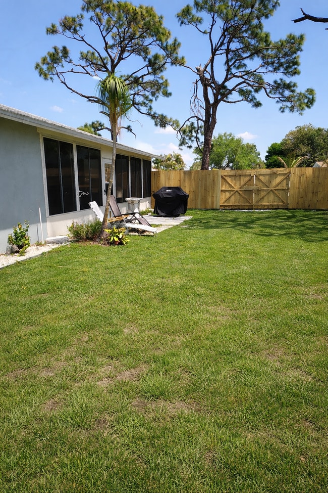 2049 Arkansas Ave in Englewood, FL - Building Photo - Building Photo