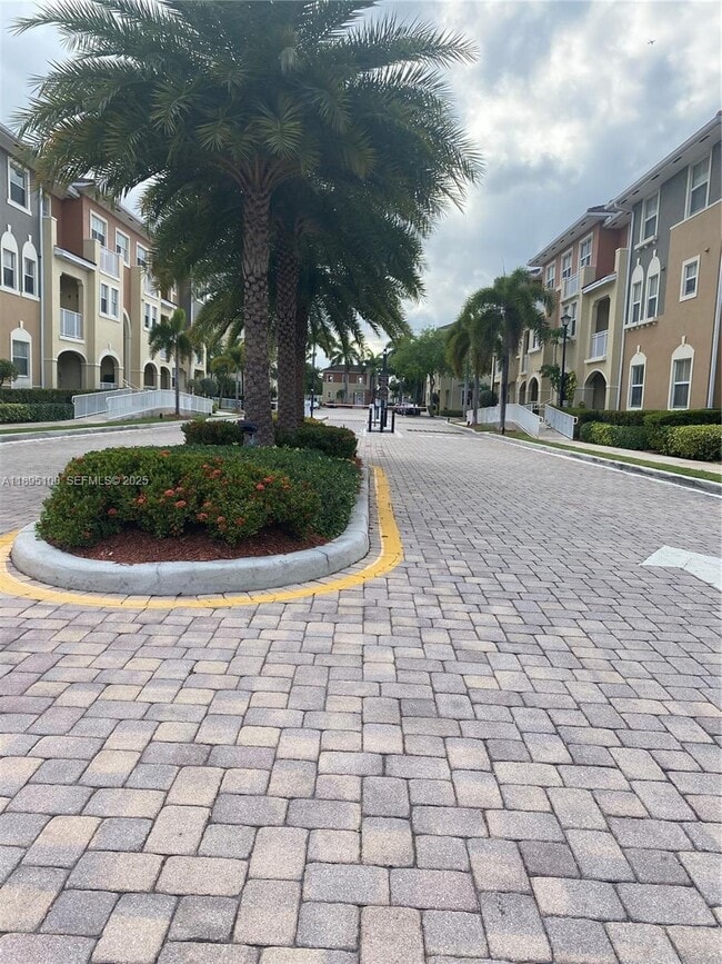 8800 NW 107 Ct in Doral, FL - Foto de edificio - Building Photo