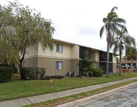 Lake Starcrest Village Apartments in Clearwater, FL - Foto de edificio - Building Photo