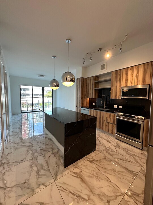 221 NE 26th Ter, Unit B7 in Miami, FL - Foto de edificio