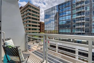 201 N Elm St in Greensboro, NC - Foto de edificio - Building Photo