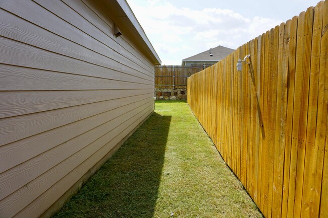 3155 Helix Bay Dr in Crandall, TX - Building Photo - Building Photo