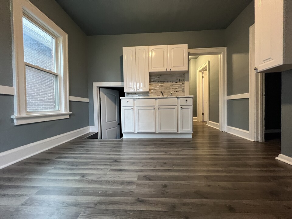 2446 S 6th St, Unit Lower Unit in Milwaukee, WI - Foto de edificio