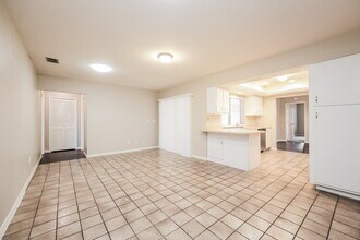 2130 SE 9th Terrace in Cape Coral, FL - Foto de edificio - Building Photo