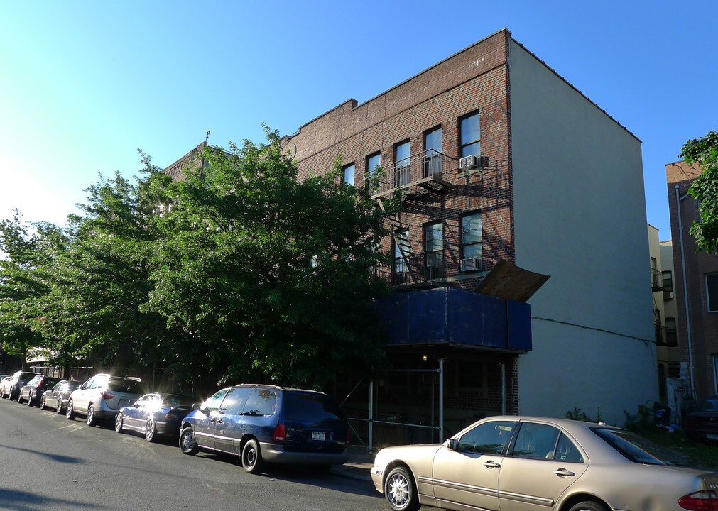 470 Montgomery St in Brooklyn, NY - Building Photo