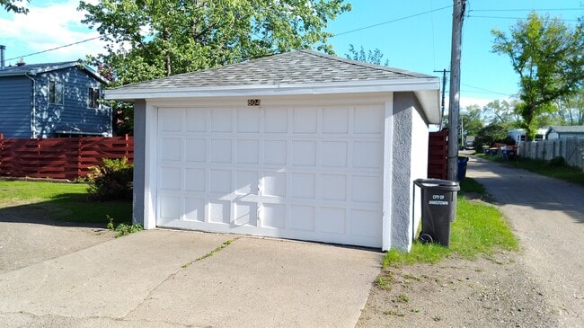804 7th Ave SE in Jamestown, ND - Building Photo - Building Photo
