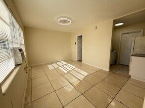 2571 NW 13th Ct in Fort Lauderdale, FL - Building Photo - Building Photo