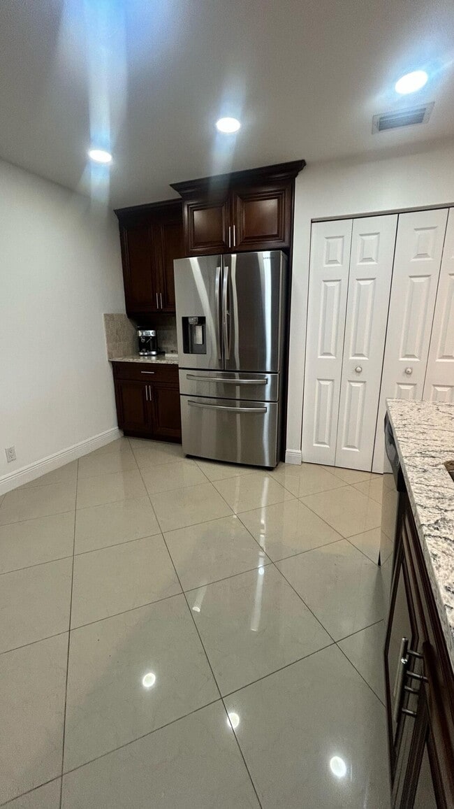 5301 Canoe Bend Dr in Greenacres, FL - Building Photo - Building Photo