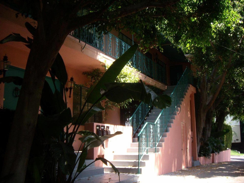 923 Westbourne Dr in West Hollywood, CA - Building Photo