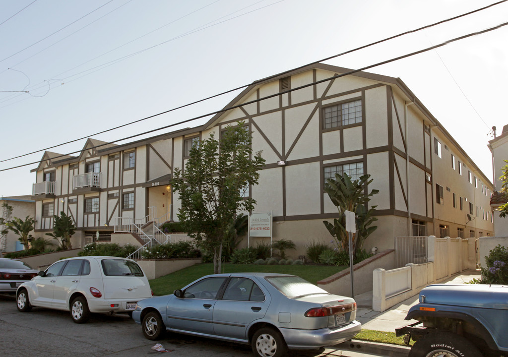 Coventry Square in Hawthorne, CA - Building Photo