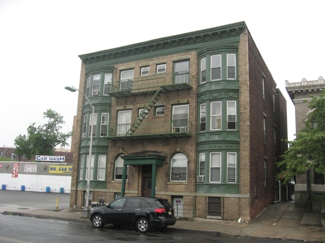 207 Freeway Dr E in East Orange, NJ - Building Photo