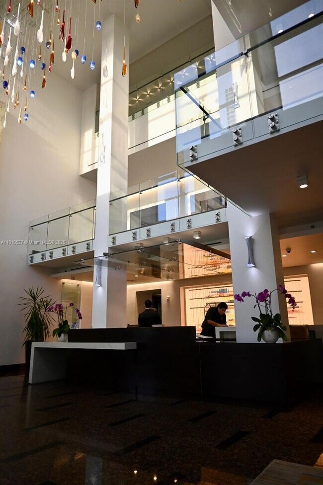 1581 Brickell Ave, Unit 1807 in Miami, FL - Foto de edificio - Building Photo