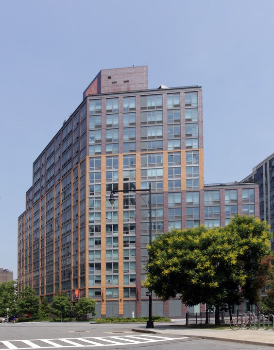 Riverwalk Crossing in New York, NY - Building Photo