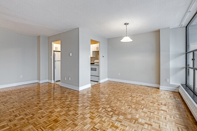 Elmpark Manor Apartments in Toronto, ON - Building Photo - Interior Photo