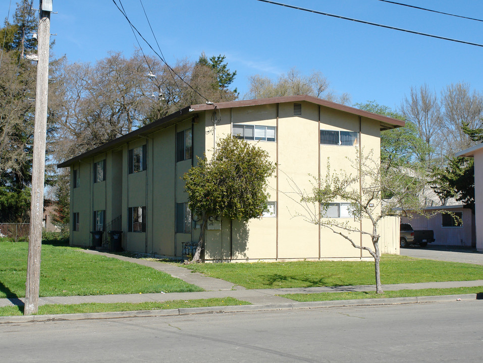 1073 Delport Ave in Santa Rosa, CA - Building Photo