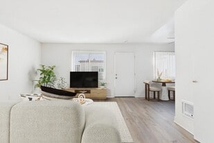 Gilmore  Apartments Van Nuys in Van Nuys, CA - Building Photo