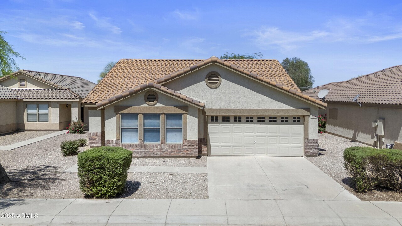 589 W Jardin Loop in Casa Grande, AZ - Foto de edificio