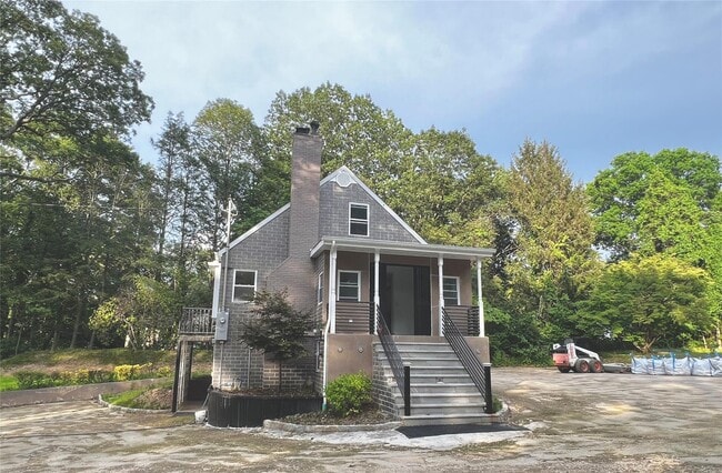 27 Dunlop Rd in Huntington, NY - Building Photo - Building Photo
