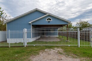 7610 Harlem St in Baytown, TX - Building Photo