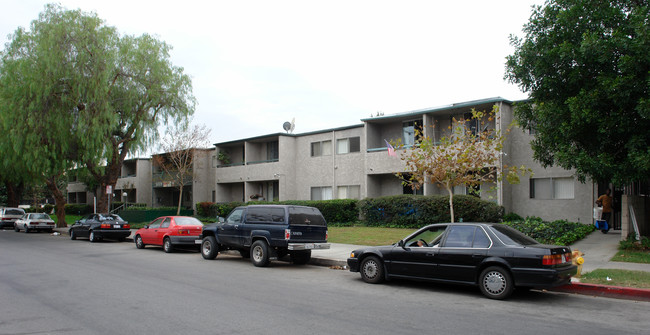 Cedros Rayen Apartments in Panorama City, CA - Foto de edificio - Building Photo