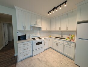 2346 Dawes Hill Rd in Coquitlam, BC - Building Photo - Building Photo