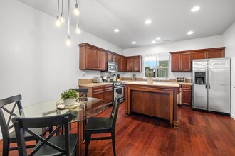 8462 NE Noelle Way in Beaverton, OR - Foto de edificio - Building Photo