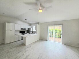 569 E Ridge Cir N in Boynton Beach, FL - Building Photo