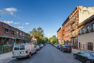 556 Kosciuszko St in Brooklyn, NY - Building Photo - Building Photo