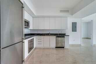 92 SW 3rd St, Unit 2712 in Miami, FL - Building Photo - Building Photo