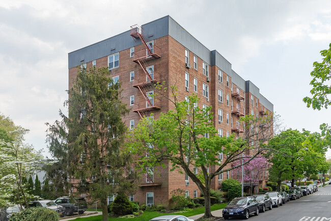 The Thornton Place in Forest Hills, NY - Building Photo - Building Photo