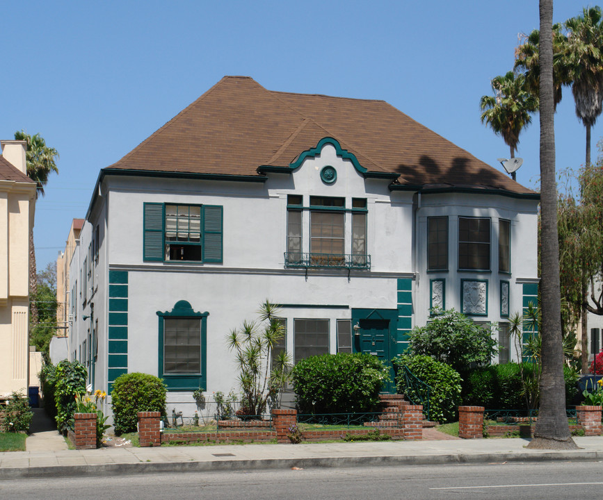 9100 Alden Dr in Los Angeles, CA - Building Photo