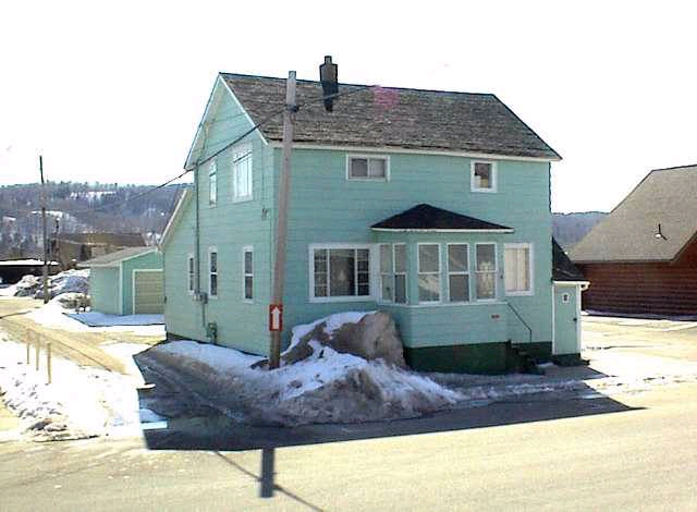 110 Birch St in Munising, MI - Building Photo