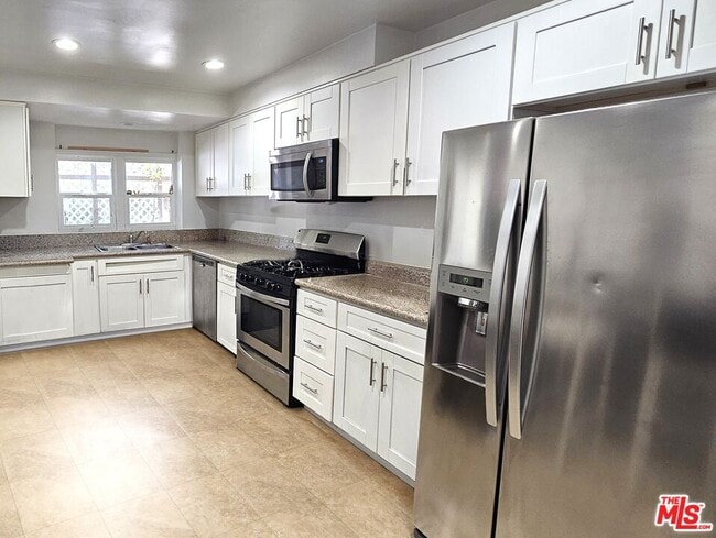 3212 De Witt Dr in Los Angeles, CA - Building Photo - Building Photo